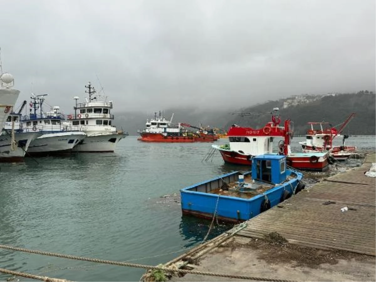 Karadeniz\'de fırtına uyarısı: Balıkçılar teknelerini Amasra Limanı\'na çekti