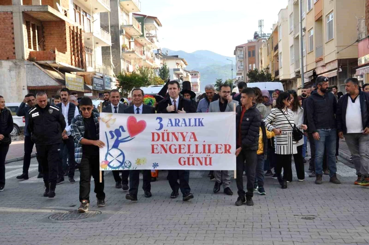 Antalya\'da Engelliler Günü Farkındalık Yürüyüşü Düzenlendi