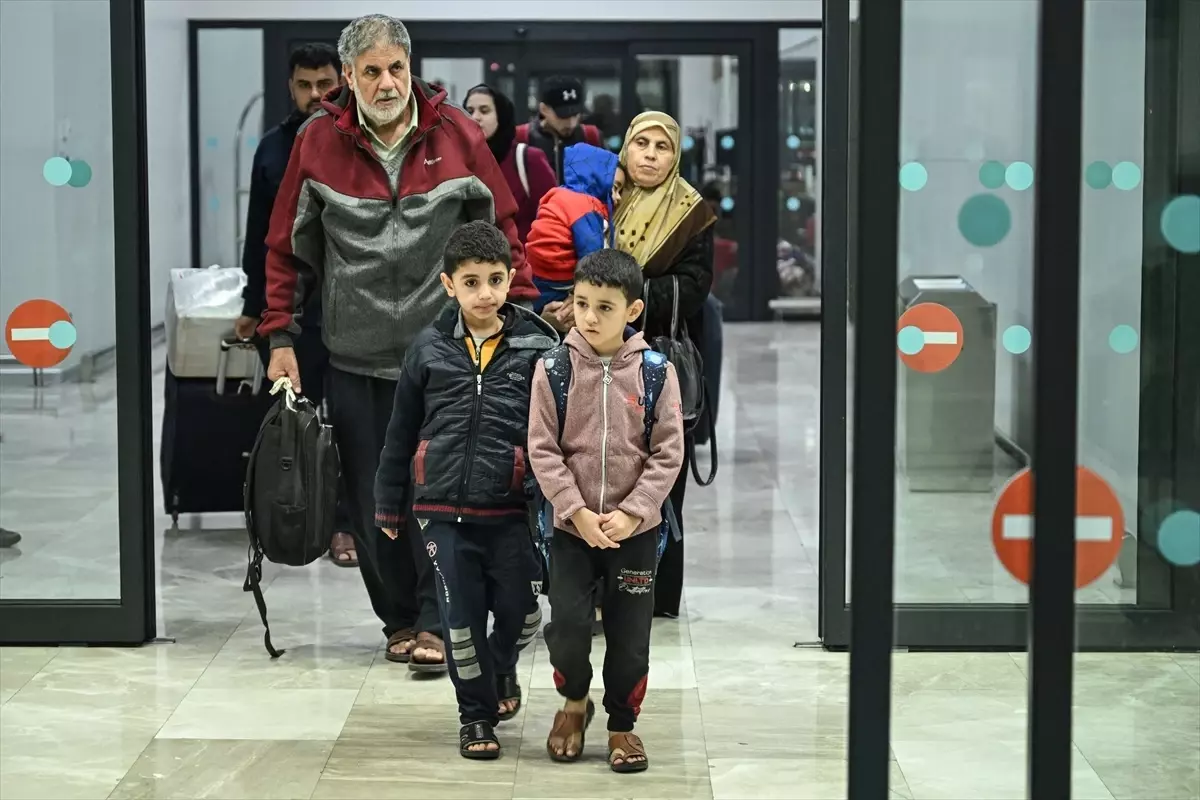 İsrail saldırılarından tahliye edilen Türk vatandaşları İstanbul\'a ulaştı