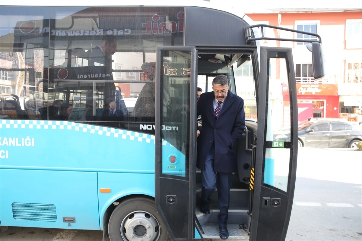 Hakkari Belediyesi 2 minibüsü hizmete sundu