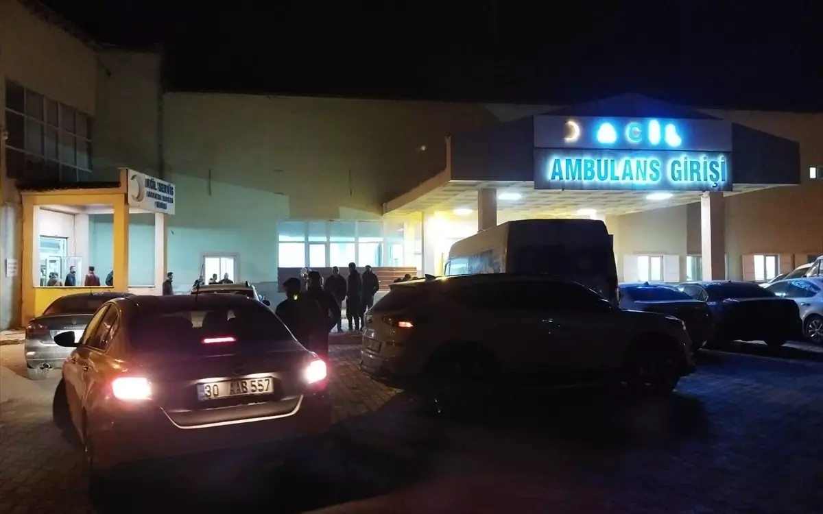 Hakkari\'deki okul pansiyonunda yangın: 12 öğrenci ve 1 öğretmen hastaneye kaldırıldı