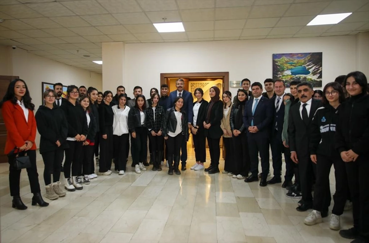 Hakkari Valisi ve Belediye Başkan Vekili Ali Çelik, öğrencileri kabul etti