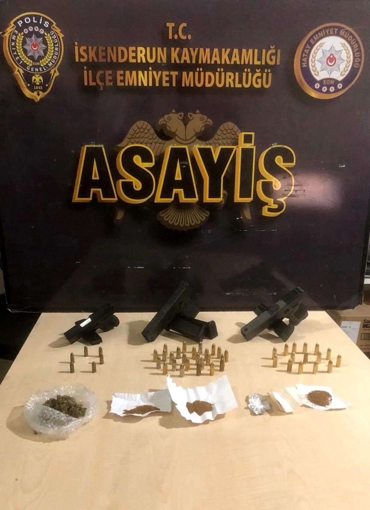 İskenderun\'da asayiş uygulamasında silah, mühimmat ve uyuşturucu ele geçirildi