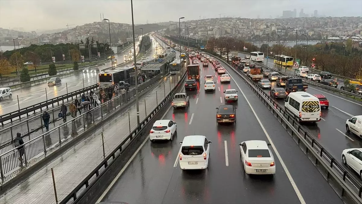 İstanbul\'da haftanın ilk iş gününde trafik yüzde 81 olarak ölçüldü