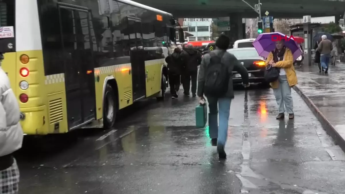 İstanbul\'da yağmur nedeniyle trafik yoğunluğu yaşandı