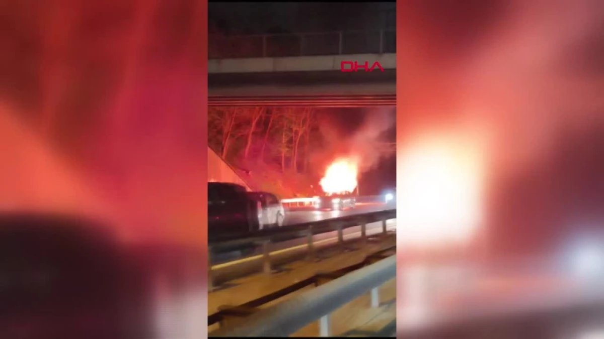 Fatih Sultan Mehmet Köprüsü çıkışında otomobil yangını