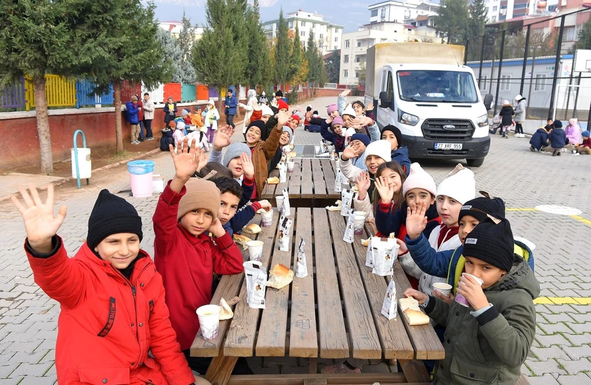 Kahramanmaraş Dulkadiroğlu Belediyesi, Sultan Bayazıt İlkokulu öğrencilerine çorba ikramında bulundu
