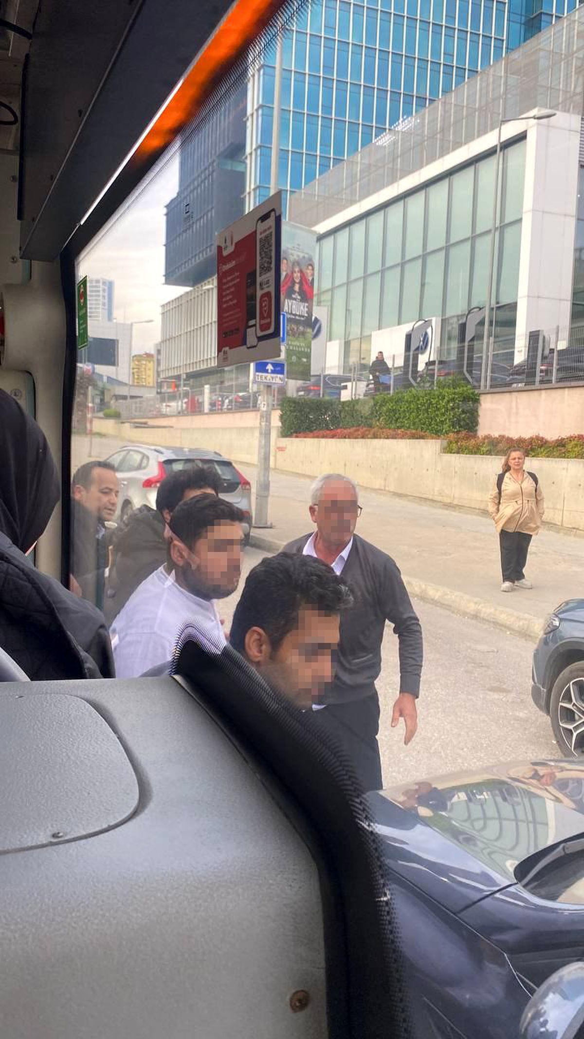 Kartal\'da İETT otobüsü ile otomobil sürücüsü arasında arbede yaşandı