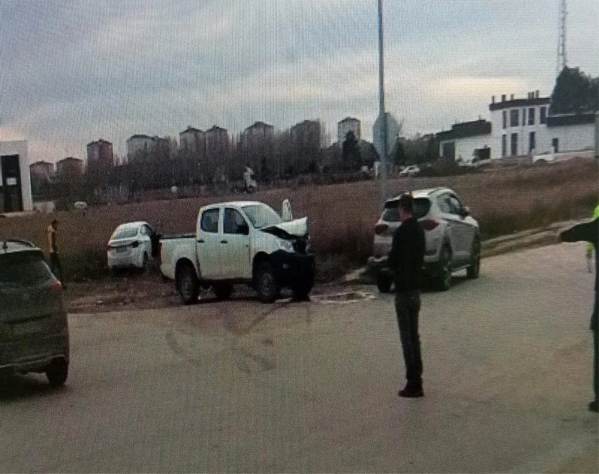 Eskişehir\'de kavşakta çarpışan araçlarda 5 kişi yaralandı