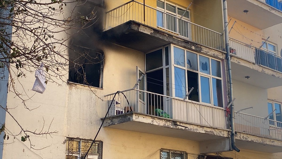 Kayseri\'de bir apartmanda çıkan yangın söndürüldü