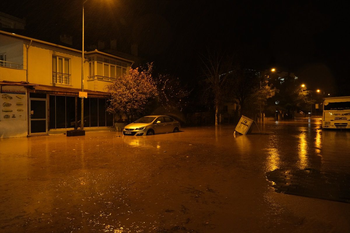 Kırklareli\'nde şiddetli sağanak etkisi devam ediyor