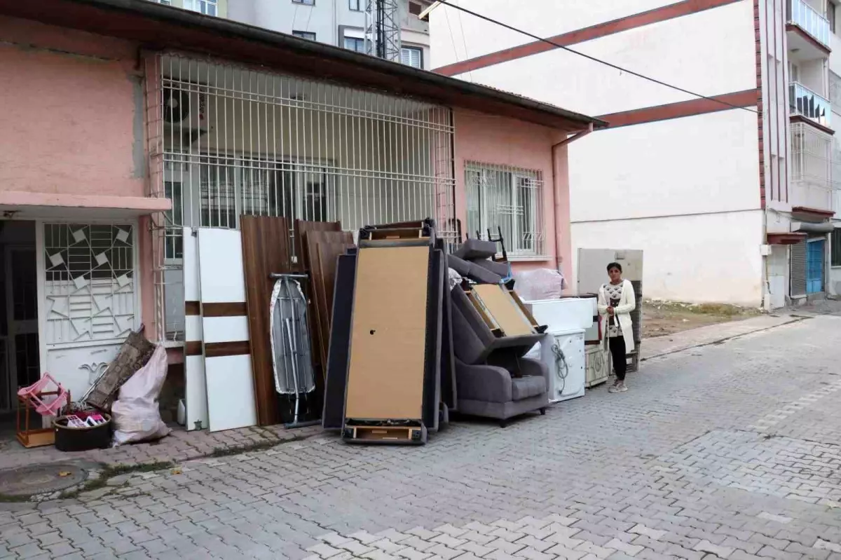 Malatya\'da Kiracı Kış Günü Sokağa Atıldı