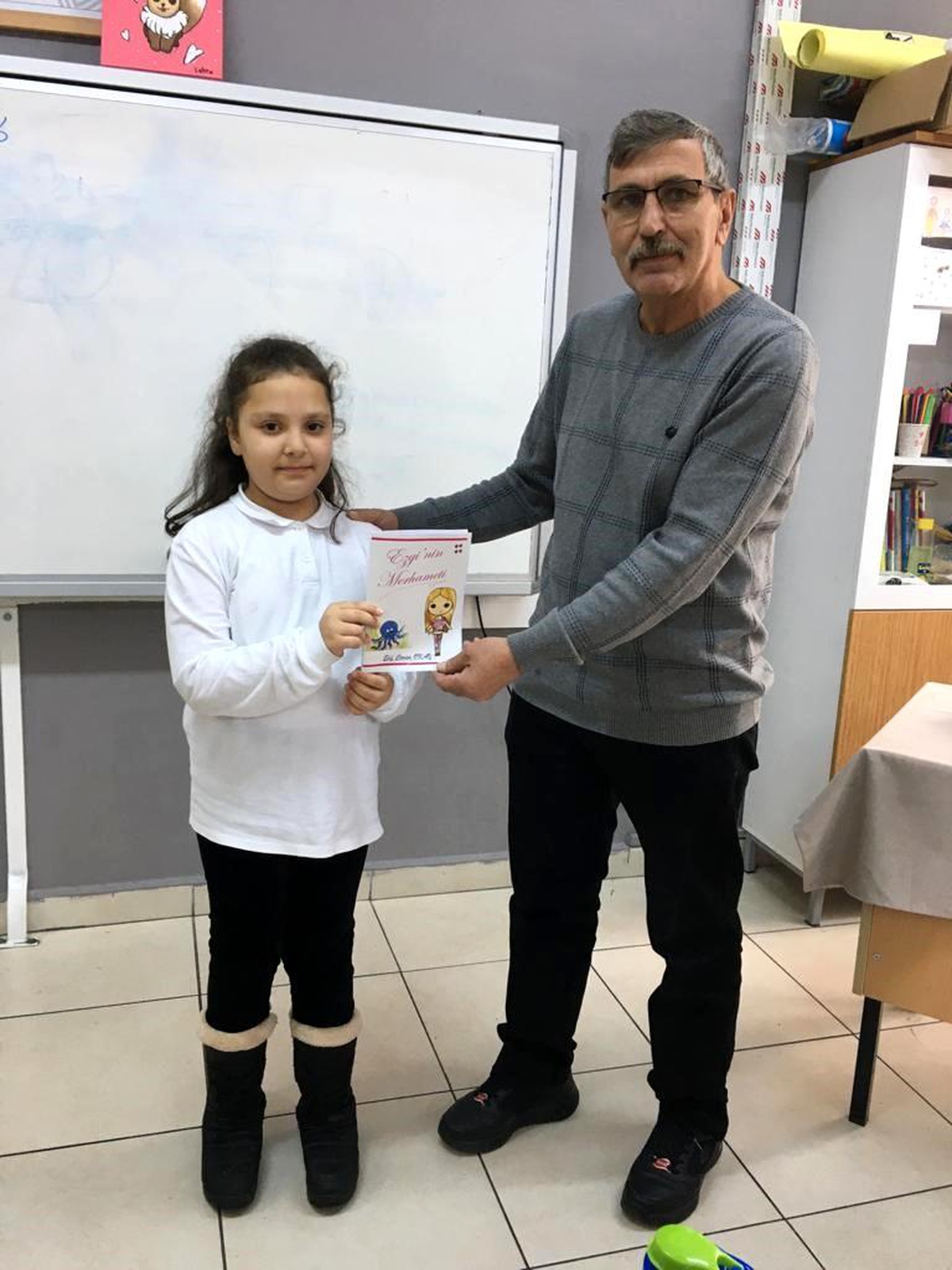 Karesi Ercan Kıvrak İlkokulu 2.sınıf öğrencisi Elif Cansu Okay, çıkardığı hikaye kitabıyla örnek oluyor