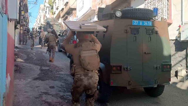 Polise ateş açan şahıs kadın kılığında yakalandı Polise ateş açan şahıs kadın kılığında yakalandı