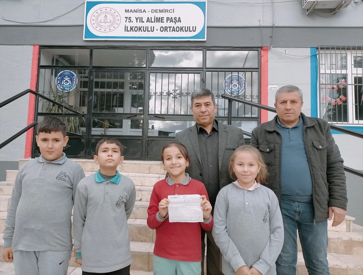 Manisa\'daki İlkokul Öğrencileri Filistin\'e Yardım Yaptı