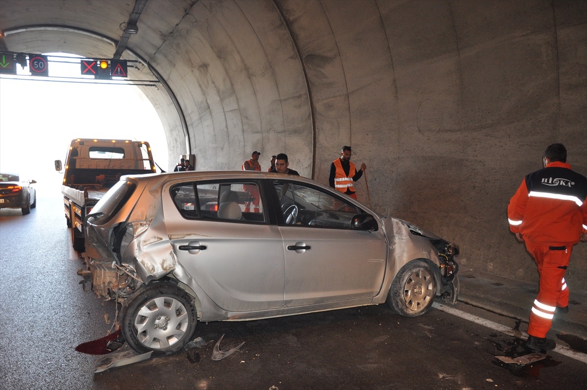 Silifke\'de otomobiller çarpıştı: 3 yaralı