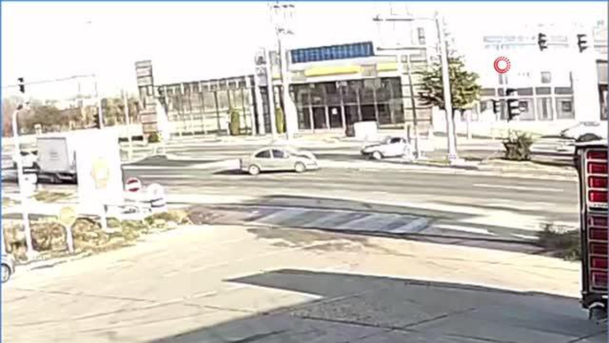 Elazığ\'da iki otomobilin çarpıştığı trafik kazası güvenlik kameralarına yansıdı