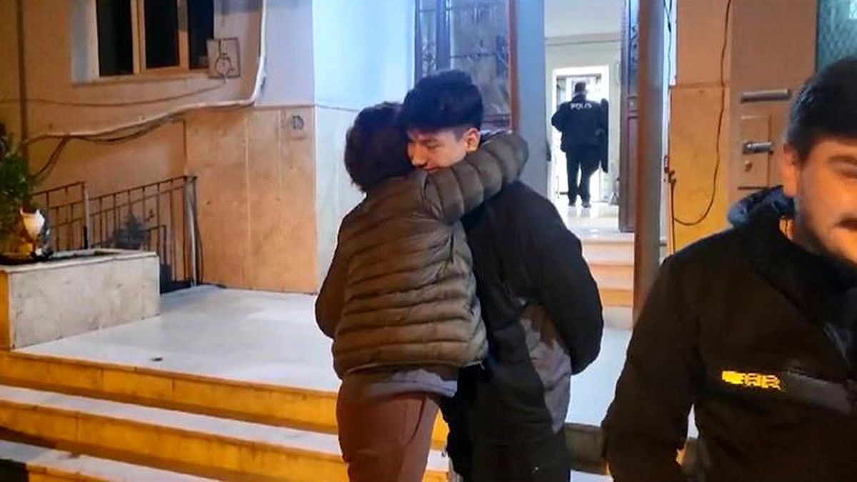 Bursa\'da Genç Çocuk Para Dolu Çantayı Karakola Teslim Etti