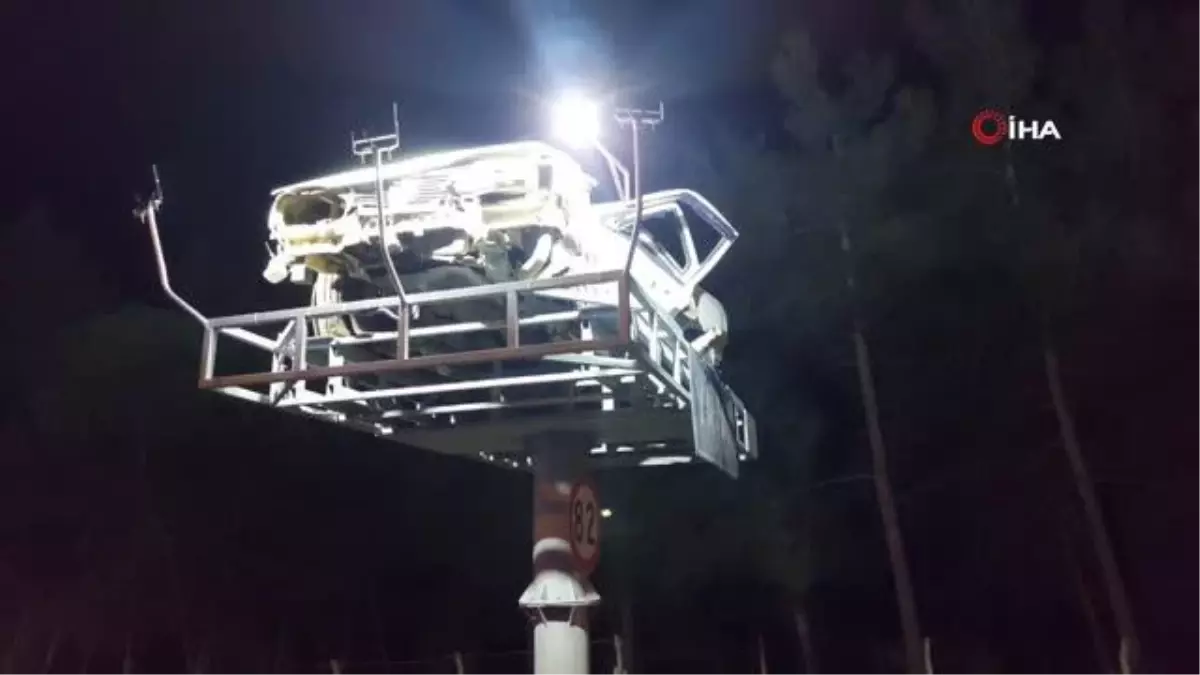 Samsun\'da trafik polisleri hurdaya dönen aracı sergileyerek sürücülere uyarıda bulundu