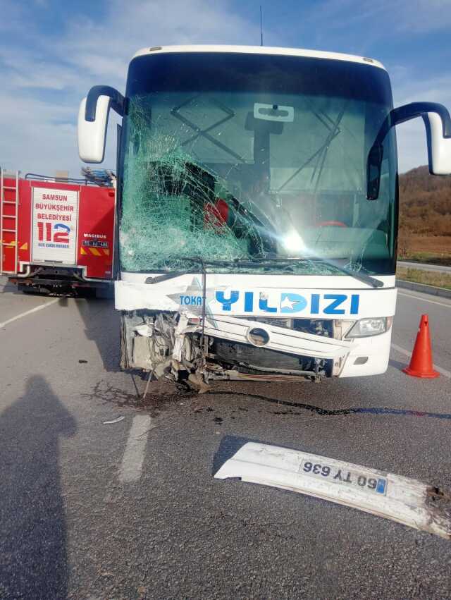 Samsun'da yolcu otobüsüyle otomobilin çarpışması sonucu 2 kişi öldü, 3 kişi yaralandı Samsun'da yolcu otobüsüyle otomobilin çarpışması sonucu 2 kişi öldü, 3 kişi yaralandı