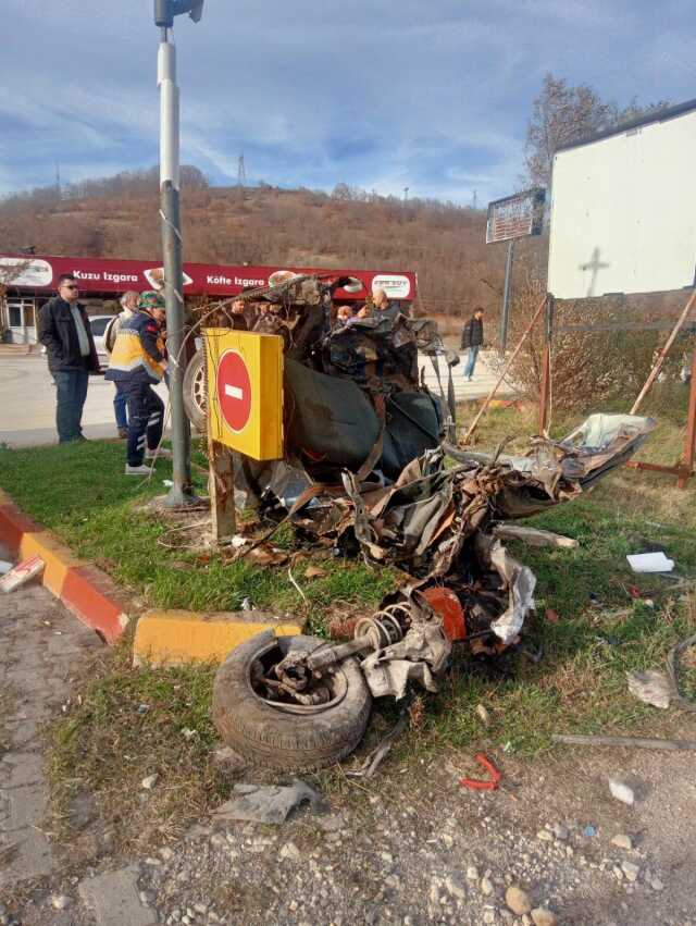 Samsun'da yolcu otobüsüyle otomobilin çarpışması sonucu 2 kişi öldü, 3 kişi yaralandı Samsun'da yolcu otobüsüyle otomobilin çarpışması sonucu 2 kişi öldü, 3 kişi yaralandı