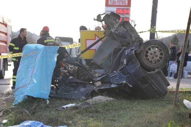 Samsun'da yolcu otobüsüyle otomobilin çarpışması sonucu 2 kişi öldü, 3 kişi yaralandı Samsun'da yolcu otobüsüyle otomobilin çarpışması sonucu 2 kişi öldü, 3 kişi yaralandı