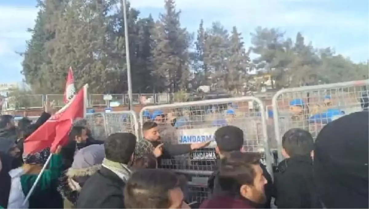 Şanlıurfa'da tekstil fabrikası önünde gözaltına alınan işçilere müdahale