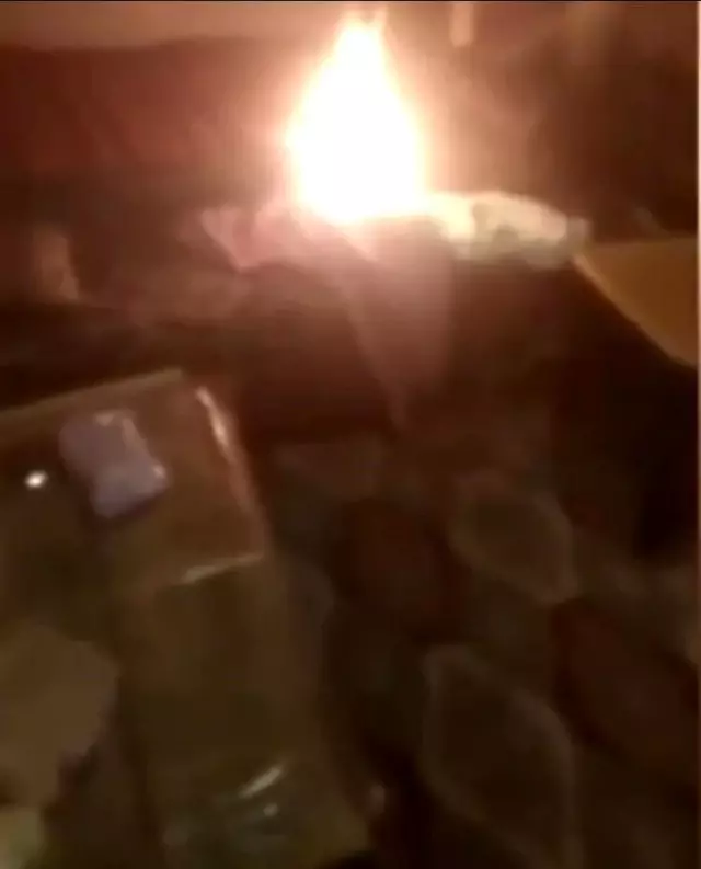 Sosyal medyada canlı yayını açıp evini ateşe verdi