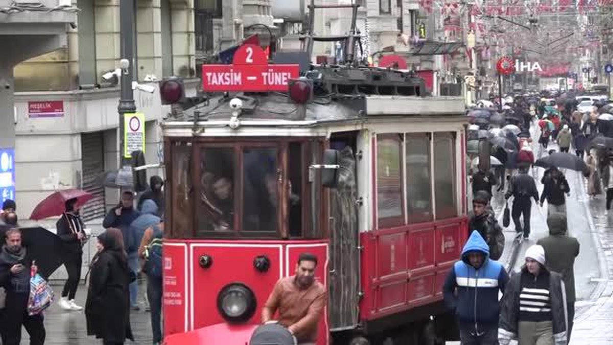 Taksim\'de kuvvetli rüzgar ile yağış vatandaşlara zor anlar yaşattı