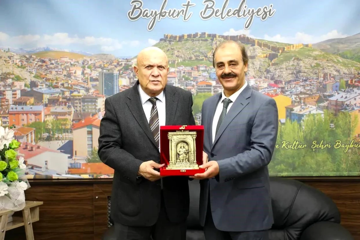 Bayburt Ticaret İl Müdürü Erkan Zengin, Belediye Başkanı Hükmü Pekmezci\'ye veda ziyaretinde bulundu