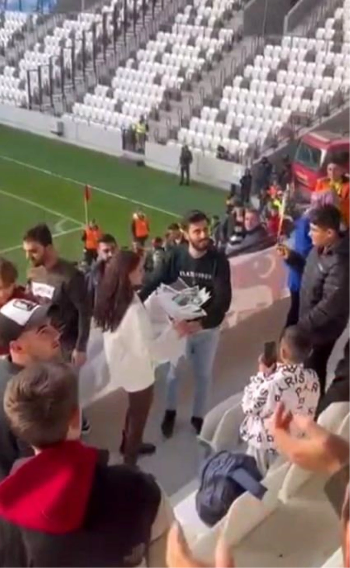 Elazığspor taraftarı maçta sevgilisine evlilik teklifi etti