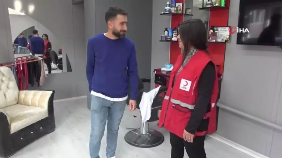 Türk Kızılay\'ın desteğiyle berber iş yeri sahibi oldu