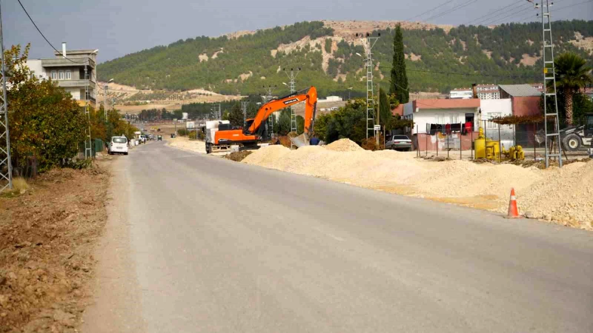 Adıyaman Belediyesi Petrol Caddesi Türmüz Yolunda Genişletme ve Düzenleme Çalışmaları Yapıyor