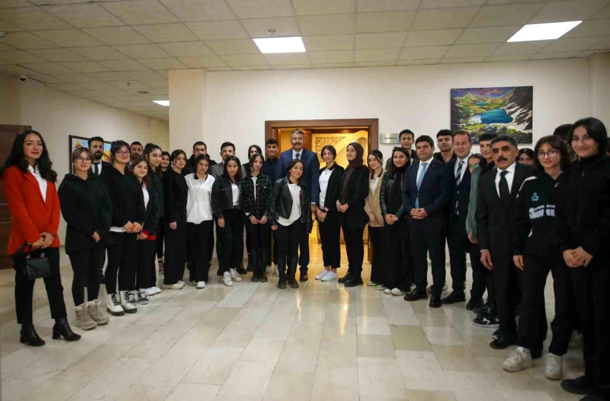 Vali Çelik, İstanbul ve Çanakkale gezisine katılan öğrencileri ağırladı