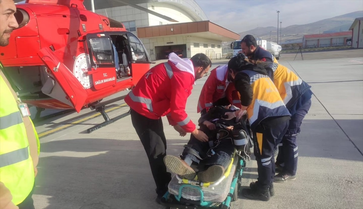 Van\'ın Bahçesaray ilçesinde rahatsızlanan Tahir Servet ambulans helikopterle hastaneye ulaştırıldı