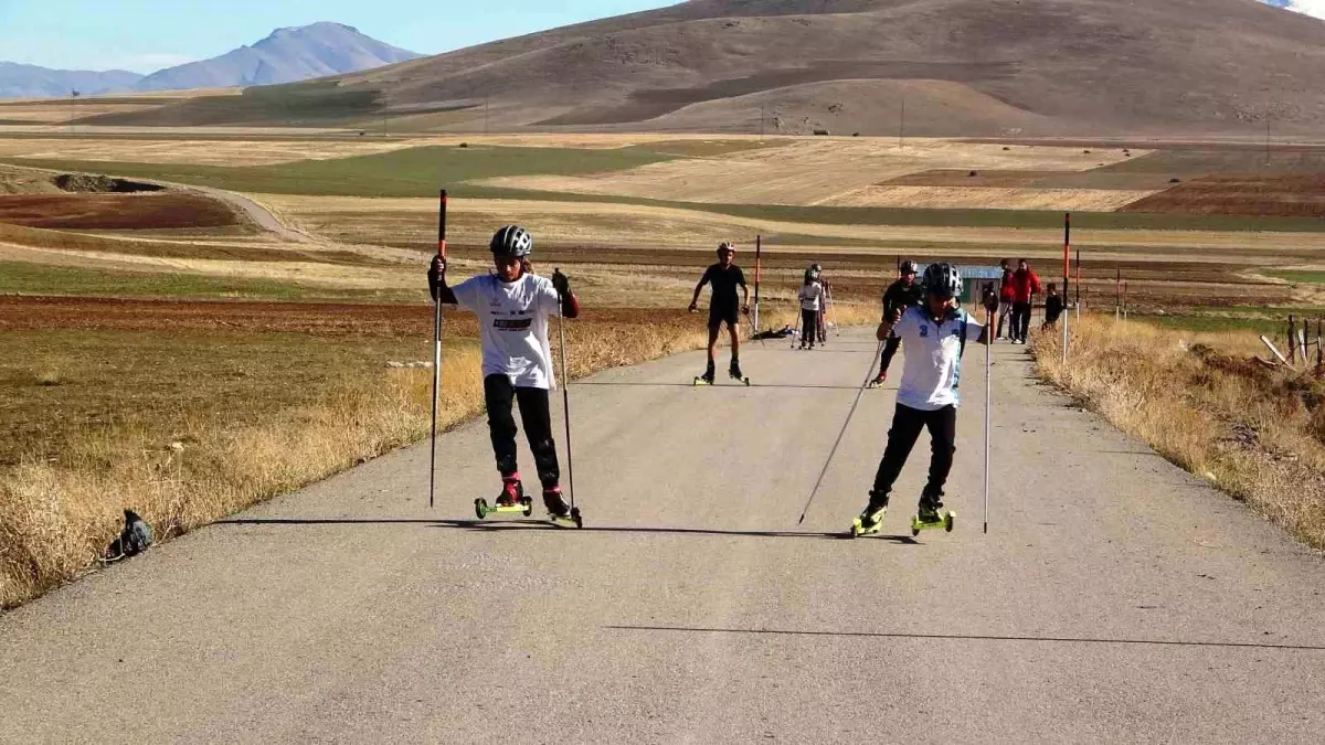 Van\'da kayaklı koşu milli takımı asfalt yolda antrenman yapıyor