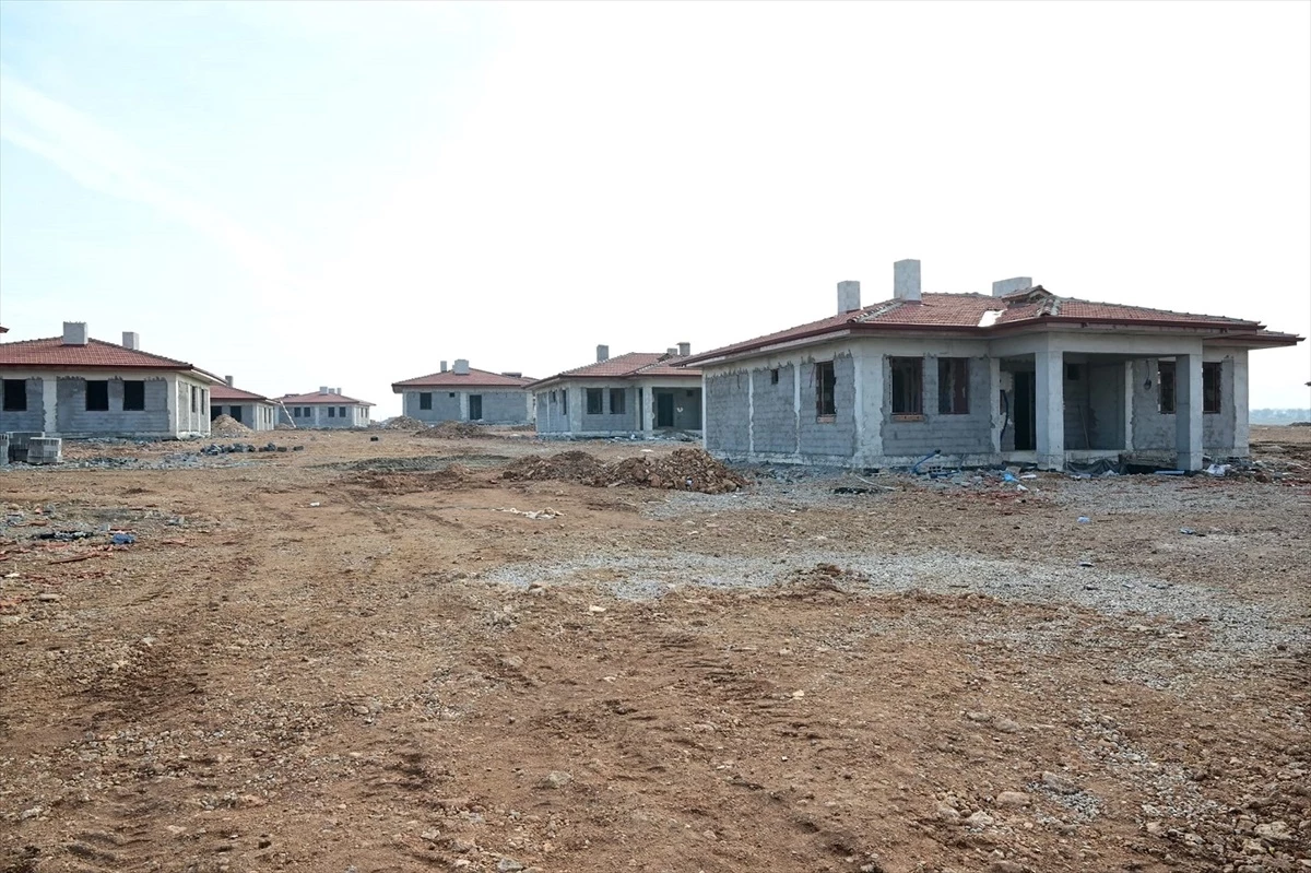 Yeşilyurt Belediye Başkanı Mehmet Çınar, depremzede aileler için inşa edilen Köy Evlerini inceledi
