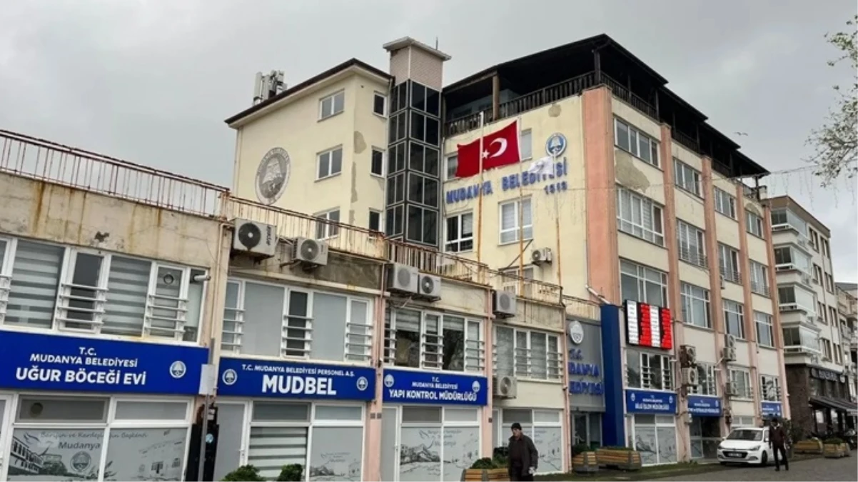 5.1\'lik depremde hasar alan Mudanya Belediyesi\'nin binası tahliye edildi