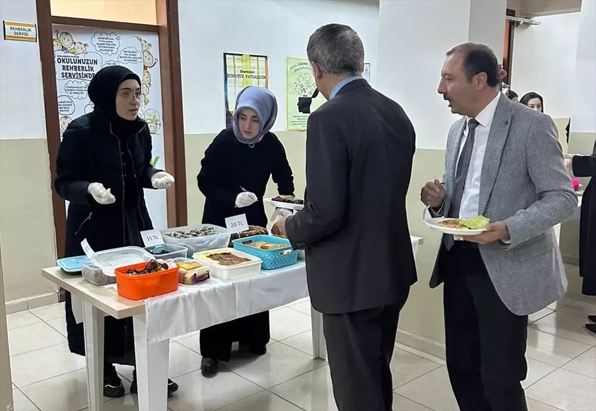 Ardahan\'da Anadolu İmam Hatip Lisesi Filistin\'e Destek İçin Kermes Düzenledi