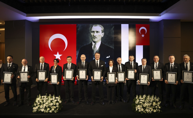 Beşiktaş'ın yeni başkanı Hasan Arat mazbatasını aldı! Futbolun başına Feyyaz Uçar getirildi