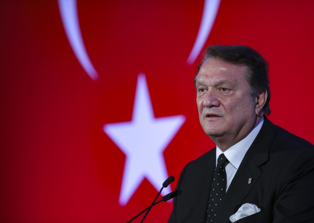 Beşiktaş'ın yeni başkanı Hasan Arat mazbatasını aldı! Futbolun başına Feyyaz Uçar getirildi