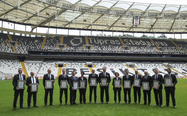 Beşiktaş'ın yeni başkanı Hasan Arat mazbatasını aldı! Futbolun başına Feyyaz Uçar getirildi