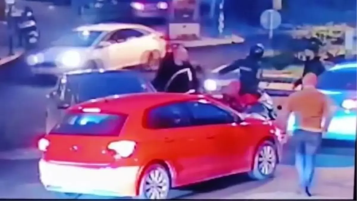 Beşiktaş\'ta trafikte yol verme tartışması silahlı kavgaya dönüştü