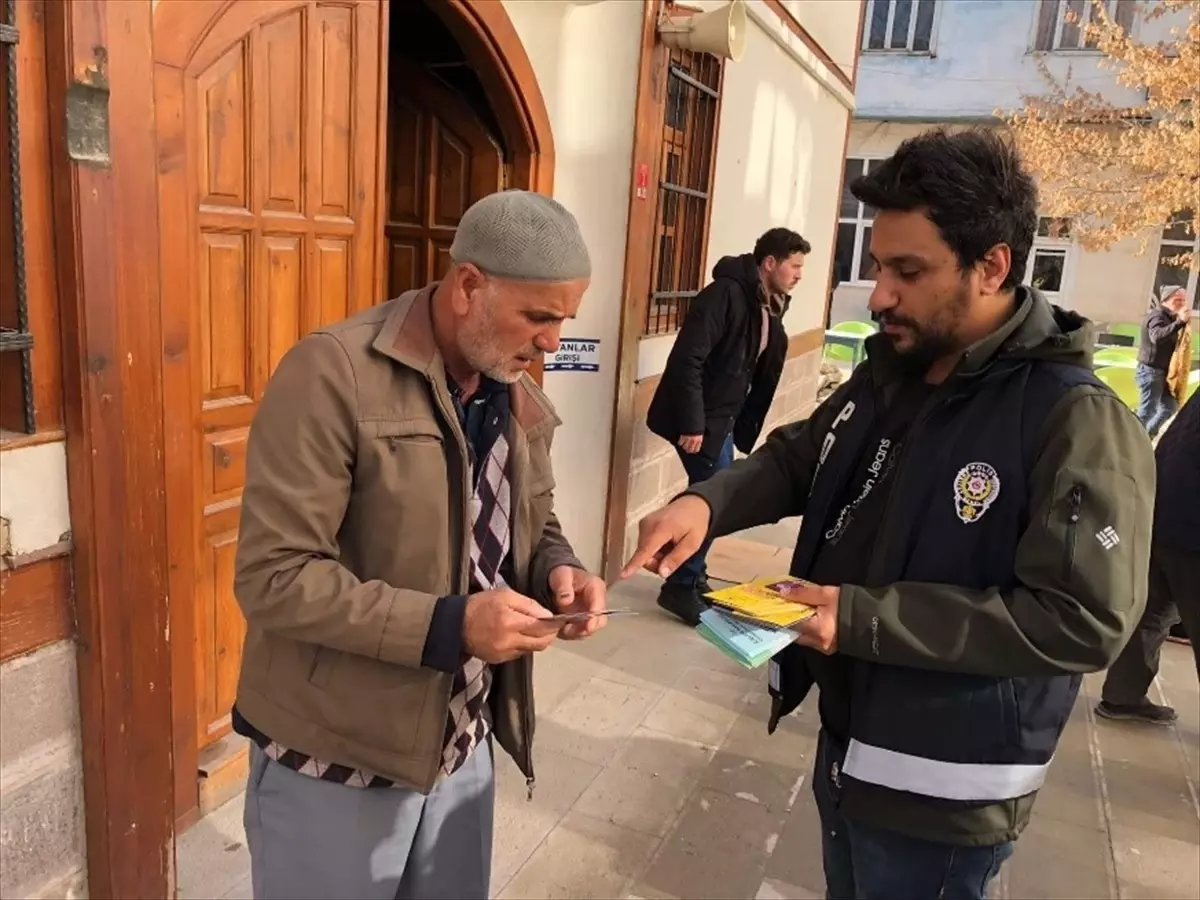 Boyabat\'ta KADES ve uyuşturucuyla mücadele broşürleri dağıtıldı