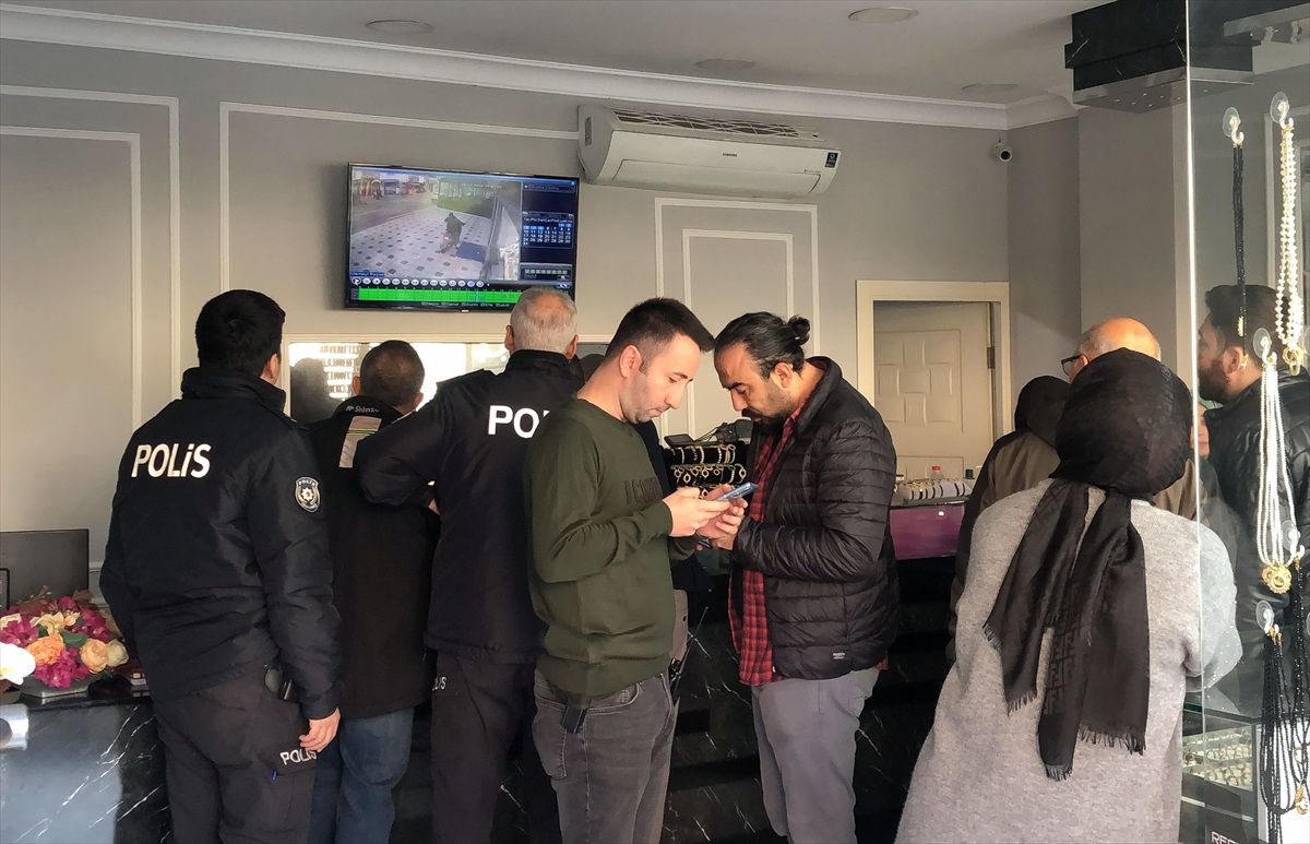 Bursa\'da silah tehdidiyle kuyumcudan 8 bilezik çalan kişi aranıyor