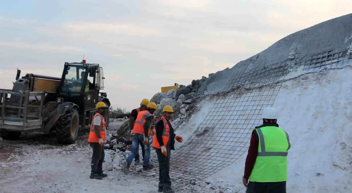 Çeşmeli-Erdemli-Silifke-Taşucu Otoyolu Projesi\'nde çalışmalar yeniden başladı