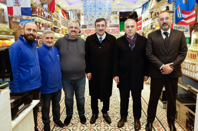 Cumhurbaşkanı Yardımcısı Cevdet Yılmaz, Mısır Çarşısı'nda vatandaşlarla bir araya geldi