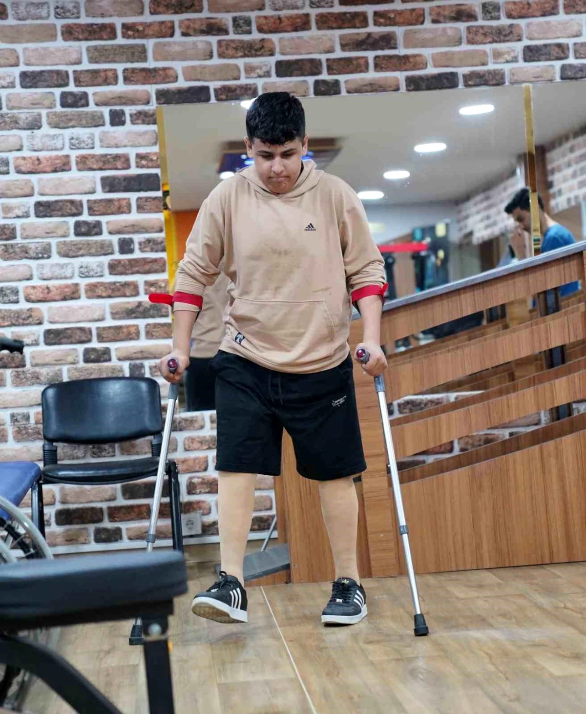 Depremzede Ahmed\'e doğan umut güneşi: Kaybettiği bacaklarına protezle kavuştu