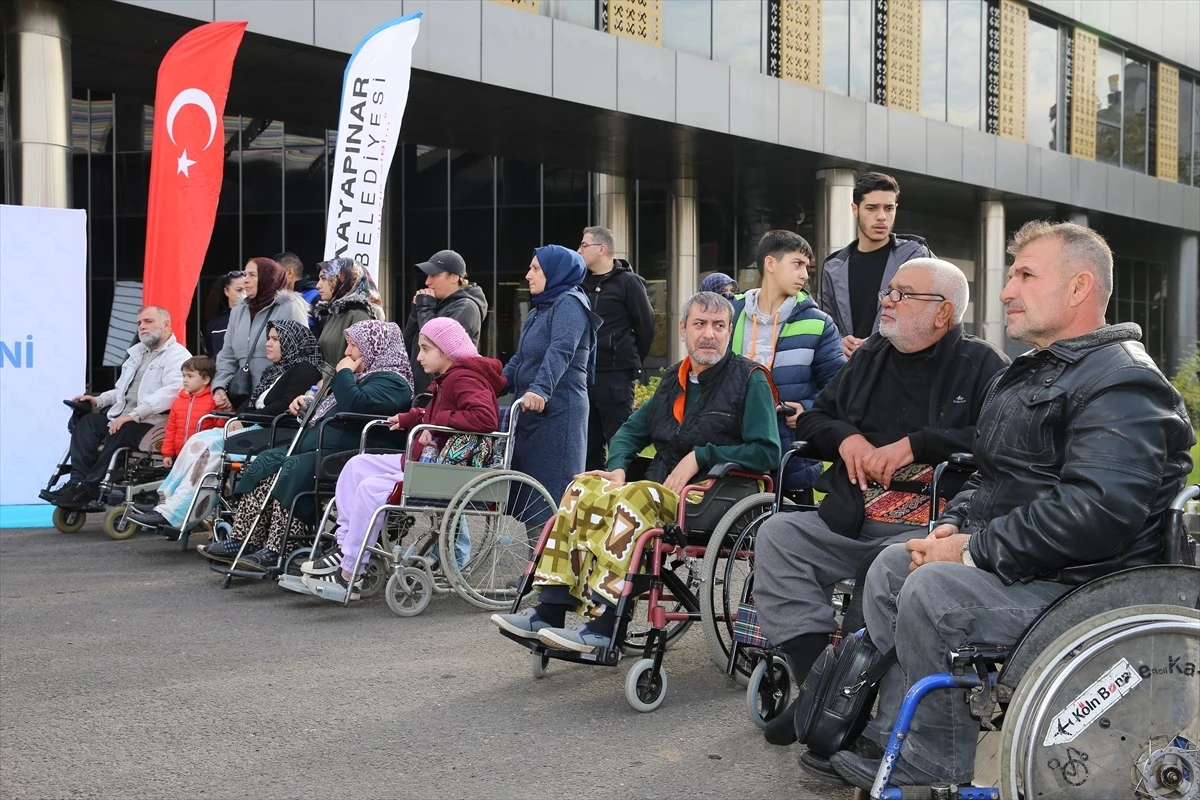 Diyarbakır\'da 100 bedensel engelliye akülü araç hediye edildi