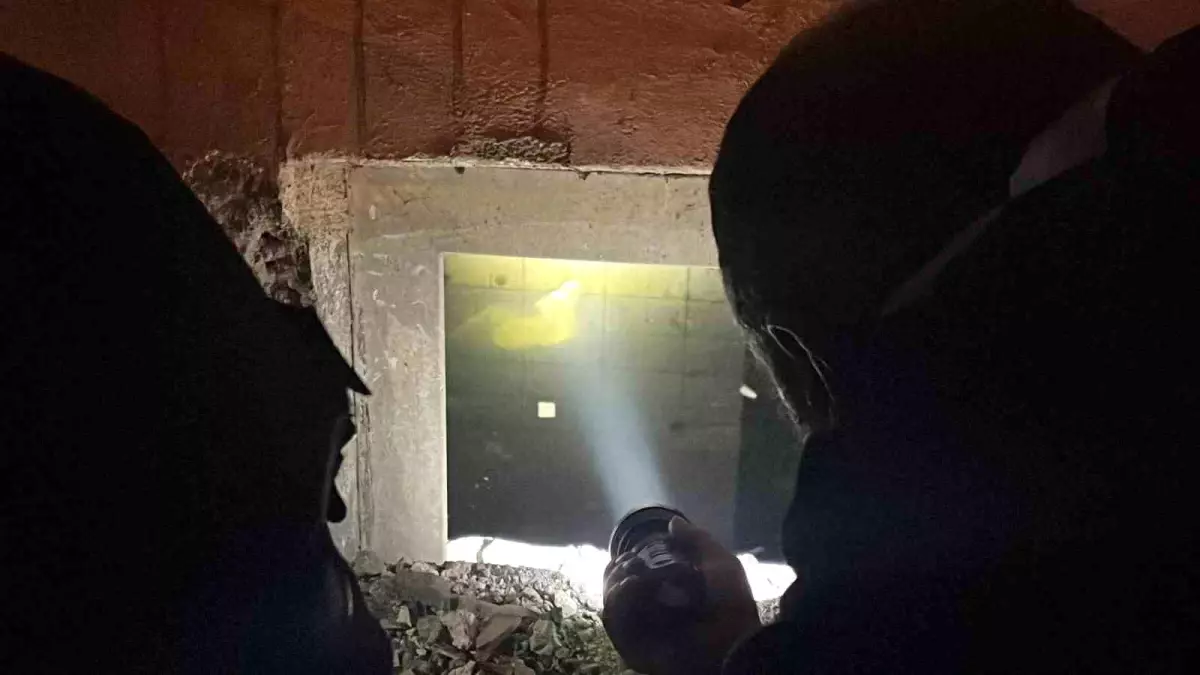 Diyarbakır\'da depremde hasar gören sağlık ocağında bebek ihbarı